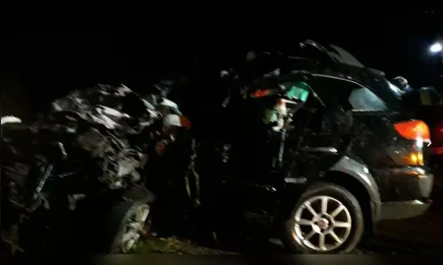 Colisão entre carro e carreta deixa dois mortos em Castro