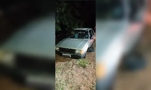 Carro furtado é encontrado sem pneus em Apucarana