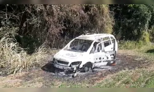 Carro furtado em Califórnia é encontrado carbonizado; veja