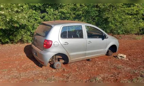 Carro roubado é recuperado sem as rodas em Londrina