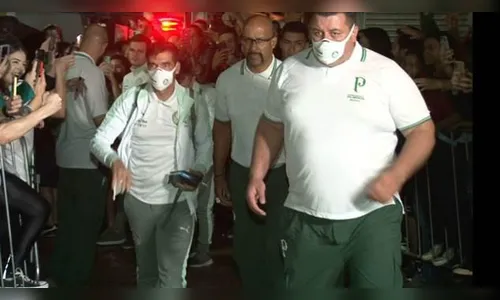 Delegação do Palmeiras é recebida por torcedores em Londrina