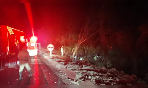 Uma pessoa morre e três ficam feridas em acidente na PR-323
