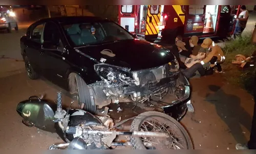Dois jovens ficam feridos após colisão entre carro e moto