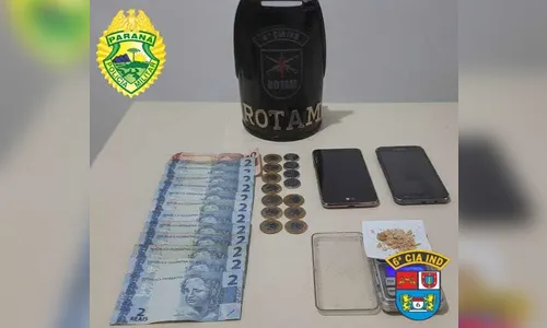 Homem é preso depois de jogar drogas no vaso sanitário