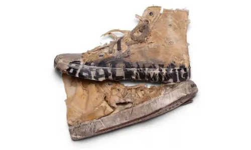 Empresa vende tênis destruído por R$ 3,2 mil e gera polêmica