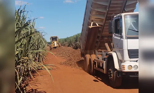 Estradas rurais recebem cascalho em São Pedro do Ivaí