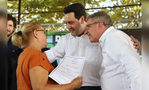 Governador entrega títulos de propriedade a 131 famílias