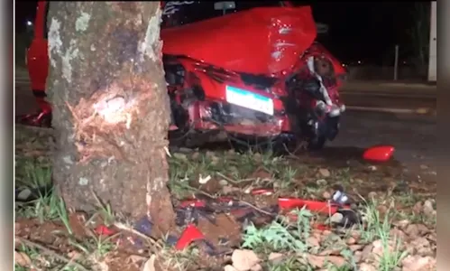Homem morre ao colidir veículo contra árvore na Av. Tancredo