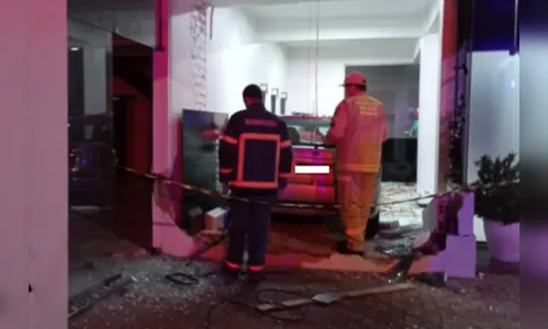 Homem perde o controle e veículo vai parar dentro de salão