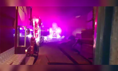 Incêndio atinge madeireira na Zona Sul de Arapongas