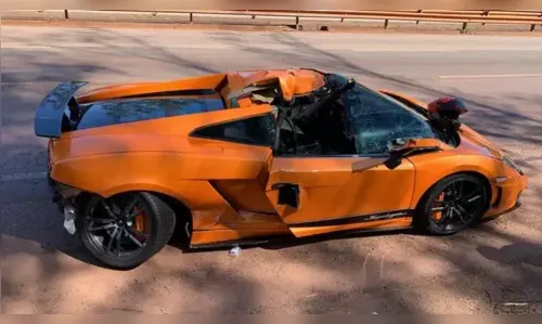 Lamborghini de R$ 1,2 milhão fica destruída em acidente