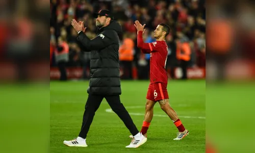 Liverpool empata com Tottenham e se torna líder