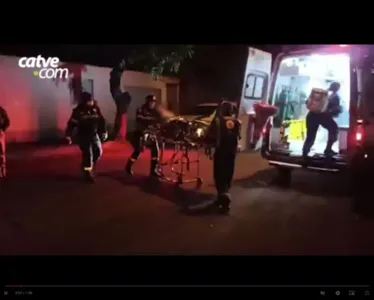 Momento do atendimento da vítima, no centro de Toledo, na noite desta quarta-feira (11)