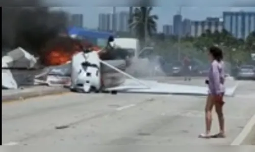 Monomotor cai em ponte e atinge carros em Miami, nos EUA