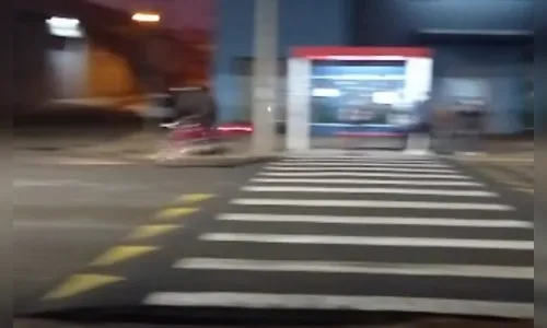 Motociclista cai ao passar por faixa elevada em Apucarana