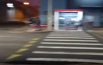 Motociclista cai ao passar por faixa elevada em Apucarana
