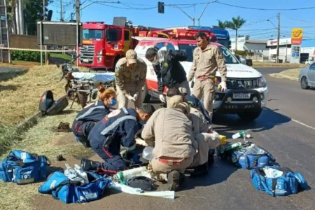 Motociclista é socorrido inconsciente após sofrer queda
