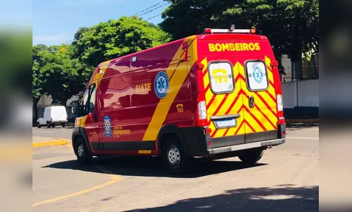 Motociclista fica ferido após atingir caçamba em Apucarana