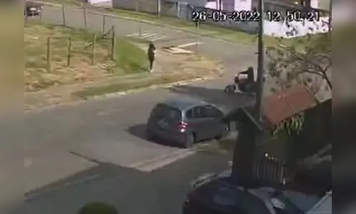 Motociclista passa a mão em adolescente que caminhava no PR