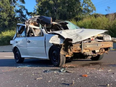 Motorista atinge traseira de caminhão no Contorno Sul