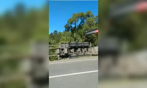 Motorista de 42 anos morre após caminhão tombar na BR-277