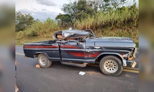 Motorista fica ferido após bater contra caminhão parado