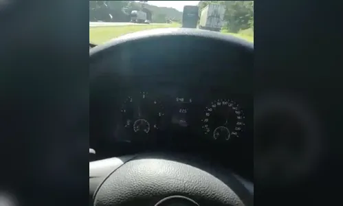 Motorista filma ônibus de dupla sertaneja a mais de 130 km/h