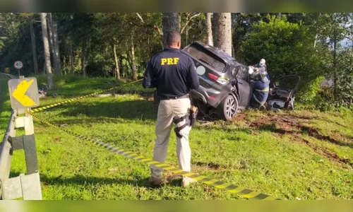 Motorista morre após carro sair da pista e bater em árvore