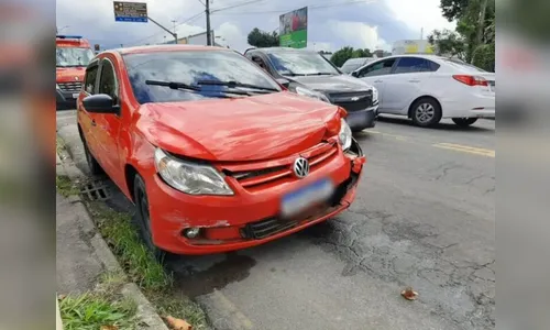 Mulher fica presa em capô após bater moto contra carro no PR