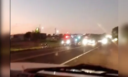 Motociclista fica ferida em batida contra carro na PR-466