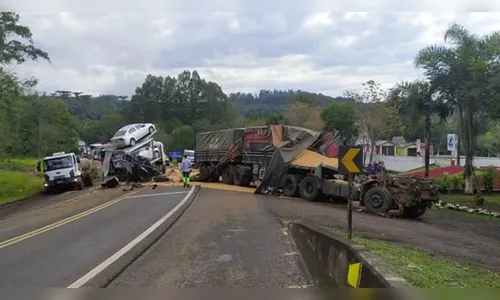 Caminhoneiro morre em colisão de carretas no Paraná