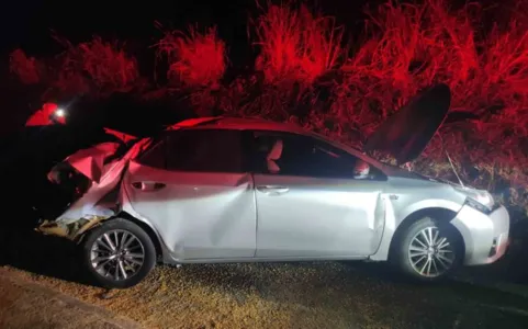 O motorista Toyota perdeu o controle do carro devido a um derramamento de carga (milho) que se encontrava sobre a pista