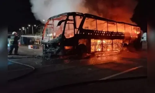 Ônibus pega fogo após passageiro fumar em banheiro