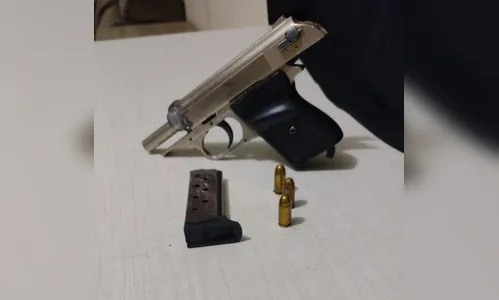 PM de Arapongas encontra arma em cima de telhado