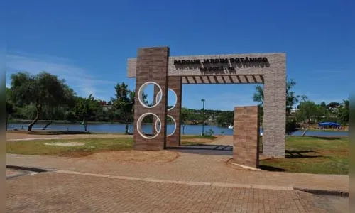 Policiais prendem suspeito tentando jogar drogas em lago