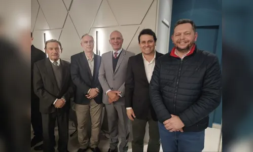 Prefeito de Apucarana prestigia inauguração do Sicoob