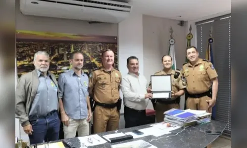 Prefeito de Arapongas recebe placa da PM