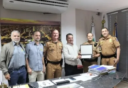 Prefeito de Arapongas recebe placa da PM