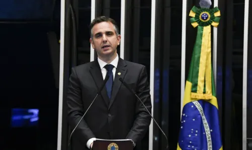 Presidente do Senado assume a presidência da República