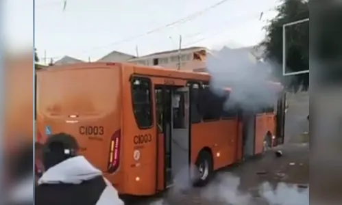 Quatro ônibus são depredados por torcedores em Curitiba
