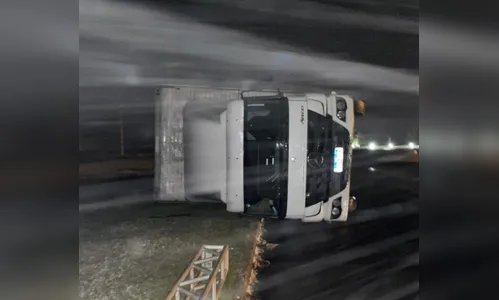 Rajadas de vento tombam caminhão nesta madrugada em SC