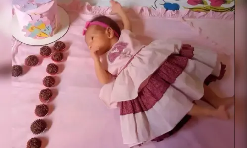 Recém-nascida morre ao ser atirada da janela pelo pai