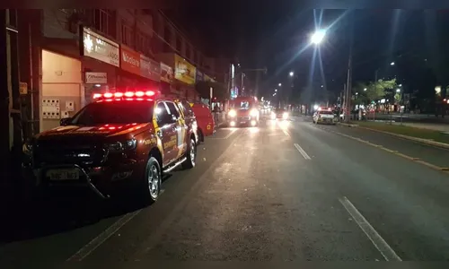 Jovem esfaqueado em fila de drive-thru morre no hospital