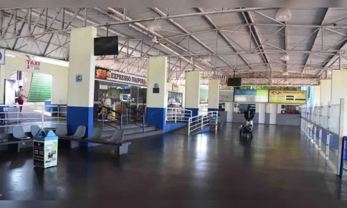 Homem dorme na rodoviária e tem dinheiro e celular furtados