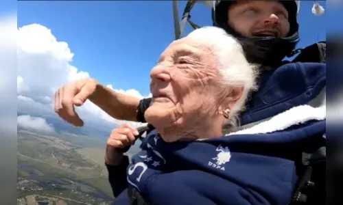 Sobrevivente da 2ª Guerra, idosa pula de paraquedas; vídeo