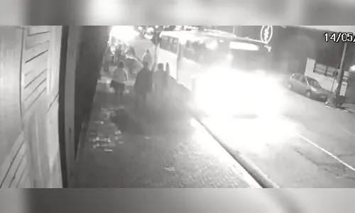 Suspeito de empurrar jovem em ônibus se apresenta à polícia