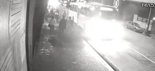 Suspeito de empurrar jovem em ônibus se apresenta à polícia