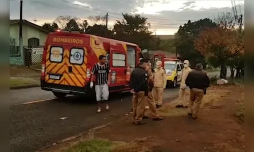 Tentando esfaquear esposa, homem atinge filho