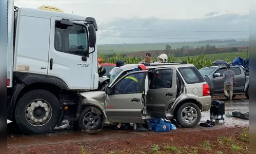 Três pessoas ficam feridas em colisão frontal na PR-323