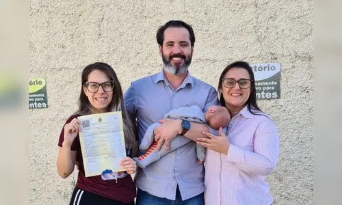 Trisal vai à Justiça para registrar filho no nome dos três